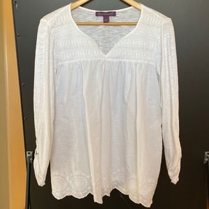 Gloria Vanderbilt white, jersey knit top embroidery details at neck and hem.